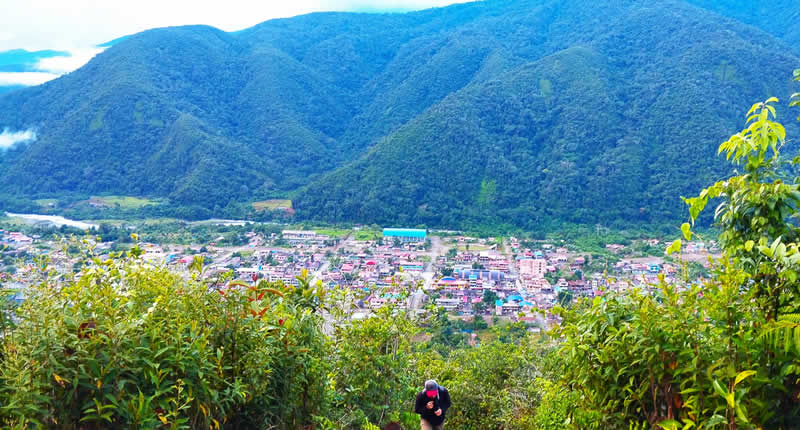 Mirador Turístico Huayna Urqu – Vista panorámica sobre San Gabán y los bosques de yunga