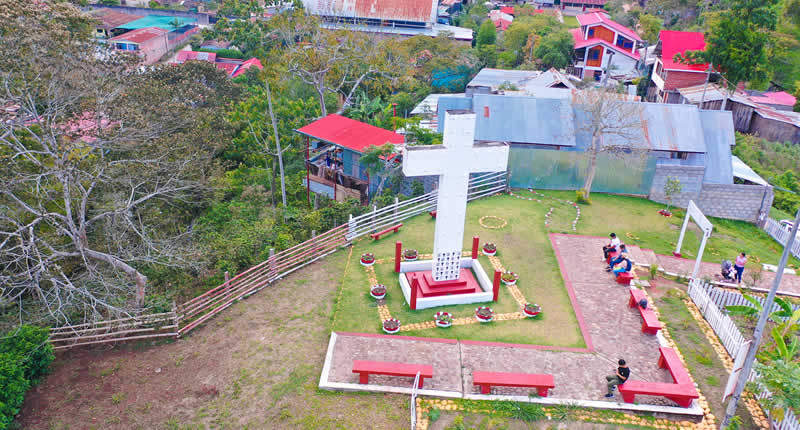 Cementerio histórico sobre los techos de Villa Rica