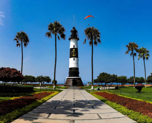 Parque El Faro de la Marina: Ikonischer Leuchtturmpark über den Klippen von Miraflores Parque El Faro de la Marina: Ikonischer Leuchtturmpark über den Klippen von Miraflores