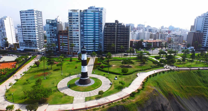 Faro en la Costa Verde