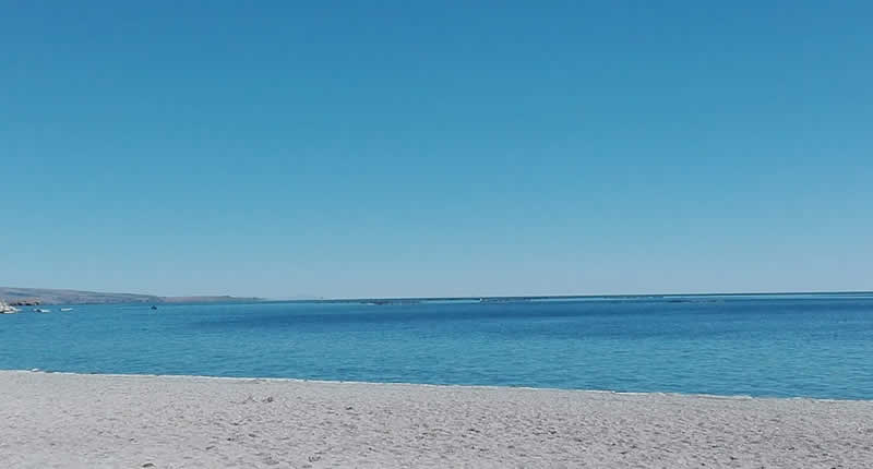 Weißer weicher Sandstrand