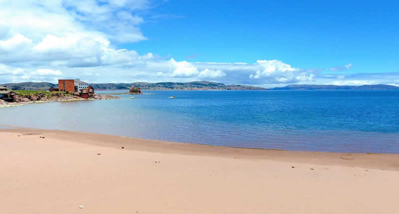 Playa Charcas: Goldene Strandbucht am Titicacasee