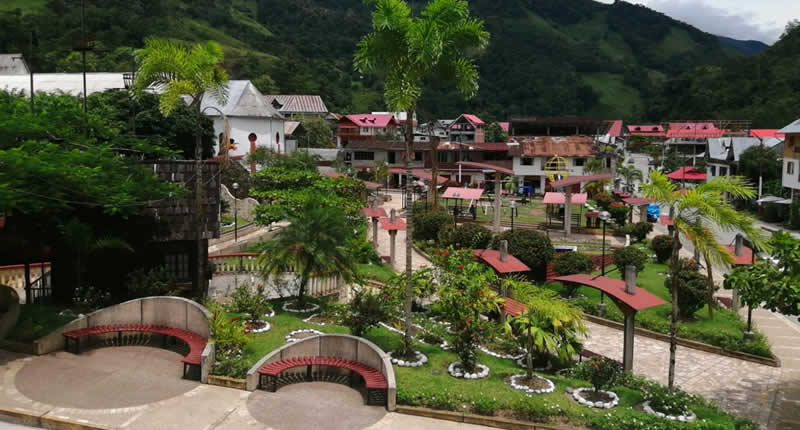 Plaza Los Colonos en Pozuzo – escenario de la historia austro-alemana en la selva