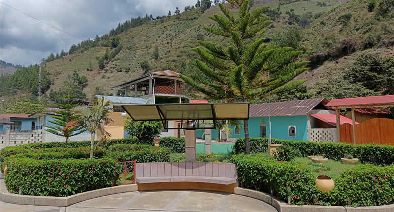 Der zentrale Platz von Mallampampa in der Yunga-Region