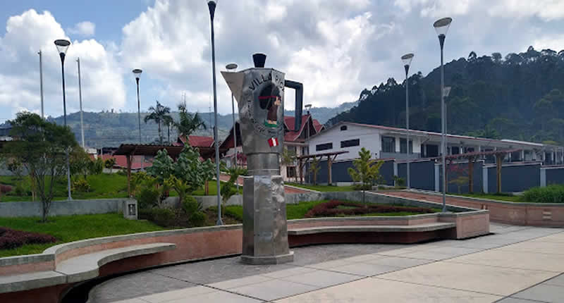 Enorme cafetera de acero inoxidable