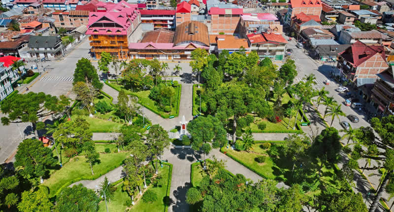 Plaza Principal de Oxapampa – el corazón verde de la ciudad