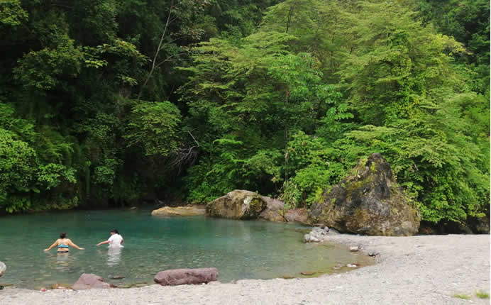 Pozas de Agua y Sal de Pozuzo en la selva central del Perú