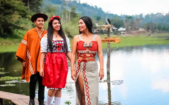 Habitantes de Villa Rica con vestimenta tradicional