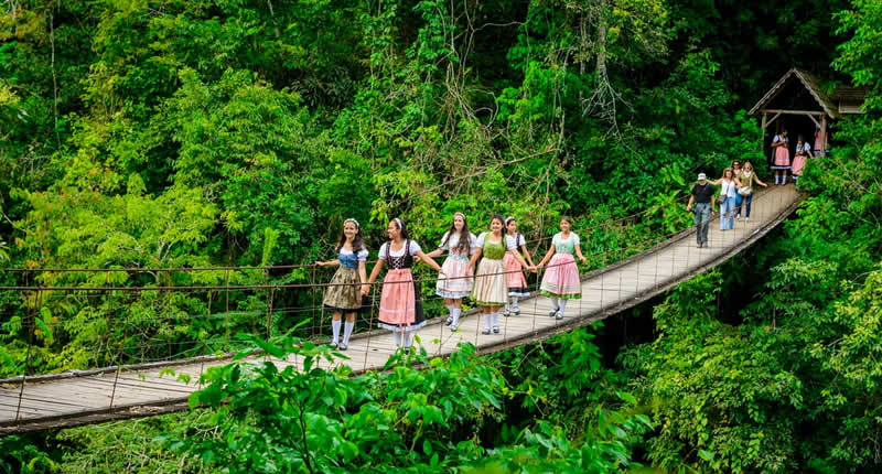 Puente emblemático de los colonos austro-alemanes en Pozuzo