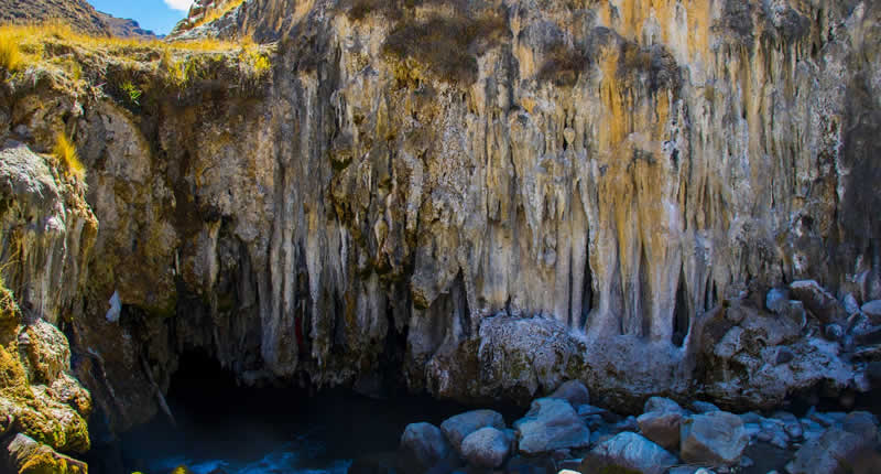Puente Natural Th'usnachaka über dem Río Pacchani bei Usicayos in Carabaya, Puno Puente Natural Th'usnachaka – Steinbrücke im Tal des Río Pacchani