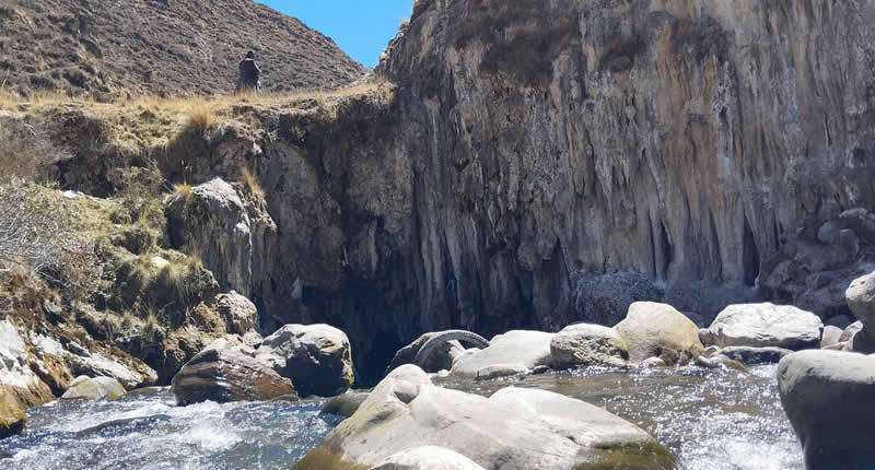 Naturbrücke im interandinen Tal von Usicayos