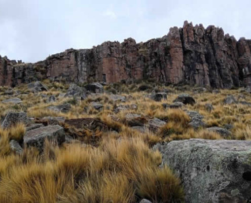 Qawrani Tiyi von Ayrumas Carumas: Heiliger Felsen im Hochland von Acora Qawrani Tiyi von Ayrumas Carumas: Heiliger Felsen im Hochland von Acora