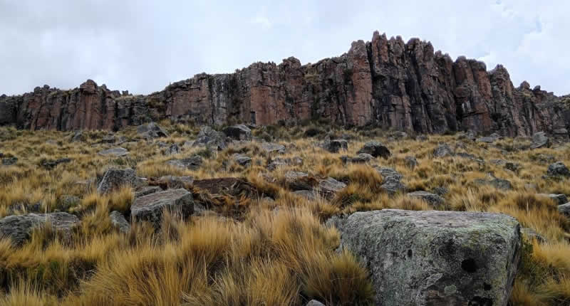 Qawrani Tiyi von Ayrumas Carumas: Heiliger Felsen im Hochland von Acora