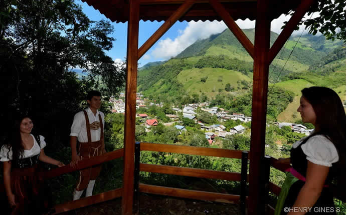 Caminata en el bosque nublado tropical de la selva alta