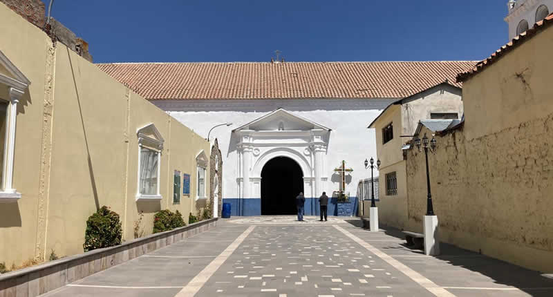 Hauptkirche am Plaza de Armas von Ilave