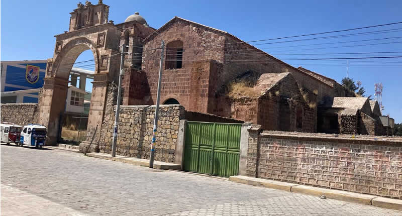 Templo de Santa Bárbara – Historische Mestizen-Kirche in Ilave