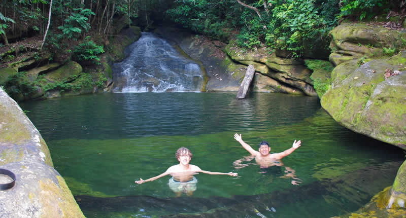 Tobogán de agua en la selva