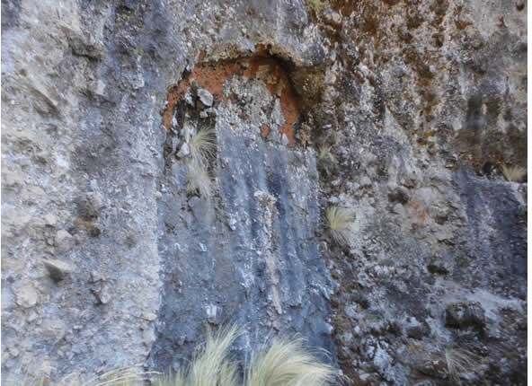 Uma Llawita Felsentor am Apu Khapía im Altiplano von Puno