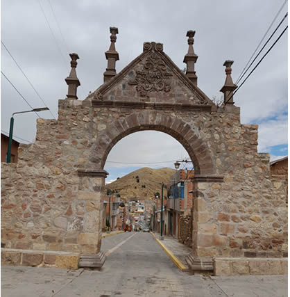 Symbolischer Eingang zur „Roma aimara de América“