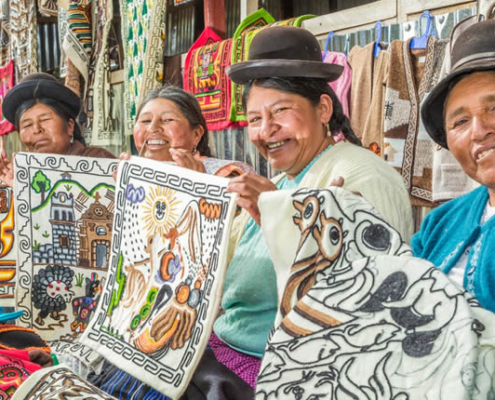 Kunsthandwerk in Juli – bestickte Tapices und Textilien aus den Anden Kunsthandwerk in Juli – bestickte Tapices und Textilien aus den Anden