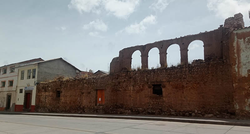 Kolonialhaus und historische Eliteschule an der Plaza de Armas