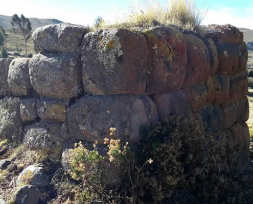Chullpas von Asirune bei Pomata Chullpas von Asirune bei Pomata