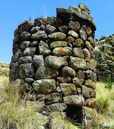 Chullpas von Asirune nahe Pomata am Titicacasee