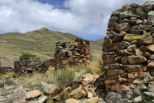 Chullpas de Santa María – präinkaische Grabtürme bei San Antón