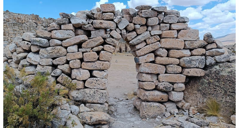 Lupaka-Festung auf einer Felsplattform im Altiplano