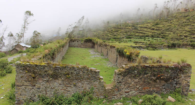 Monumentale Terrassen und versenkter Hof