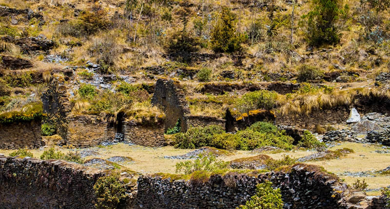Archäologische Stätte Phisqa Punku bei Usicayos in Carabaya