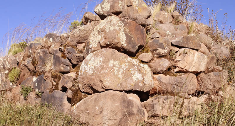 Kapellenmauern im Herzen der Stätte
