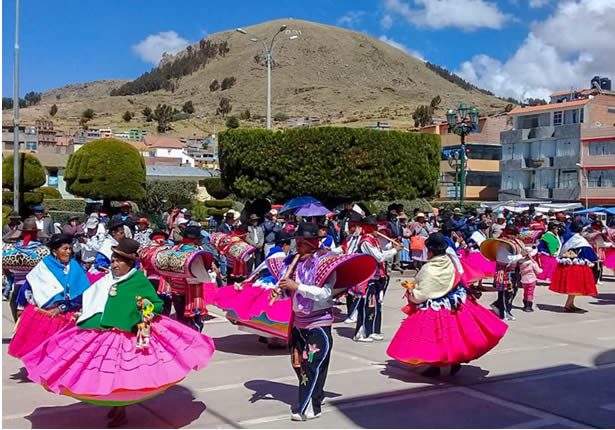 anz Q’arapulis oder Quena Quena während des Kreuzerhöhungsfestes Orqo Phista in Juli