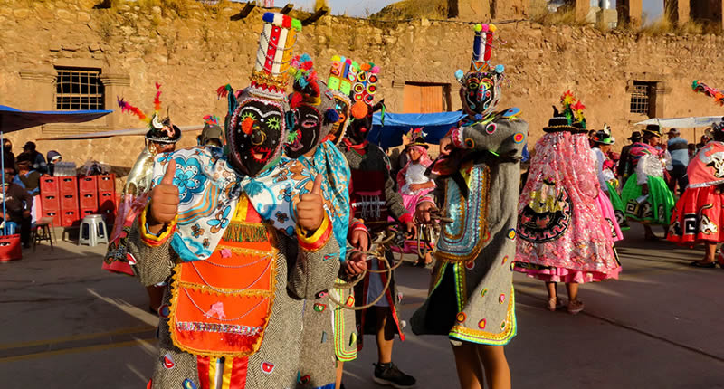 Agrarisches Andenritual und Patronatsfest in der Kleinstadt Juli