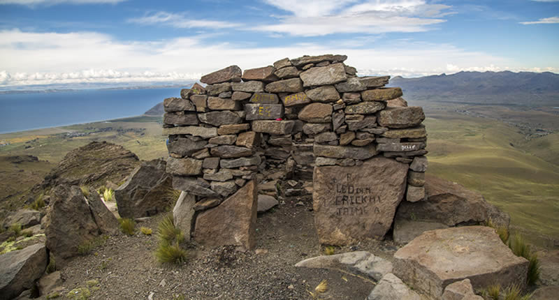 Bergfestung über Challapampa und Sihuayro im Hochland von Puno
