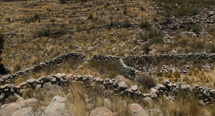 Vorkoloniale Festungsanlage westlich der Stadt Juli