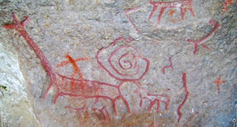 Felskunst zwischen Hochgebirge und Nebelwald