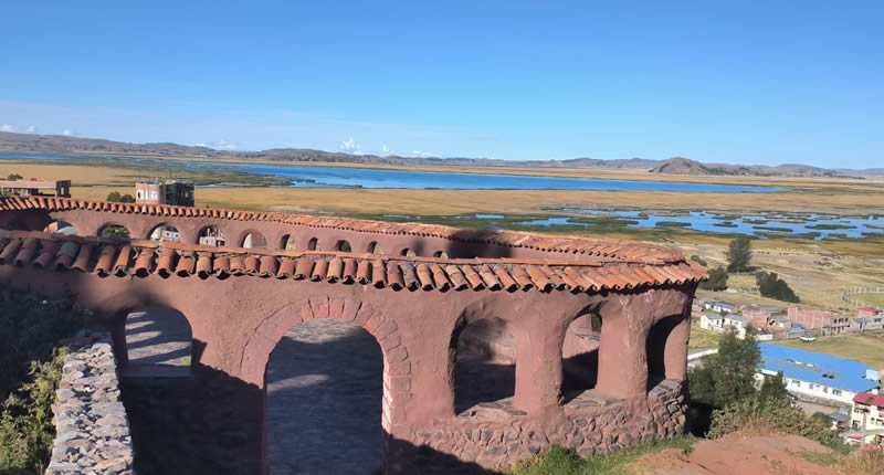 Glorieta – mirador de Chucuito con vista al lago Titicaca