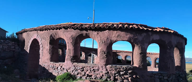 Forma ovalada y corredor de arquerías