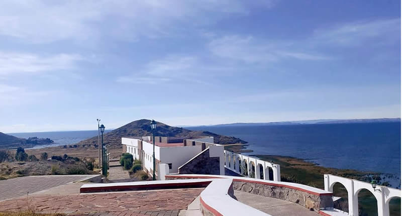 Aussichtspunkt Jaquepata in Pomata mit Blick auf den Titicacasee und die Cordillera Real