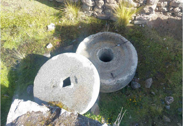 Mühlsteine der Goldmühle Corani