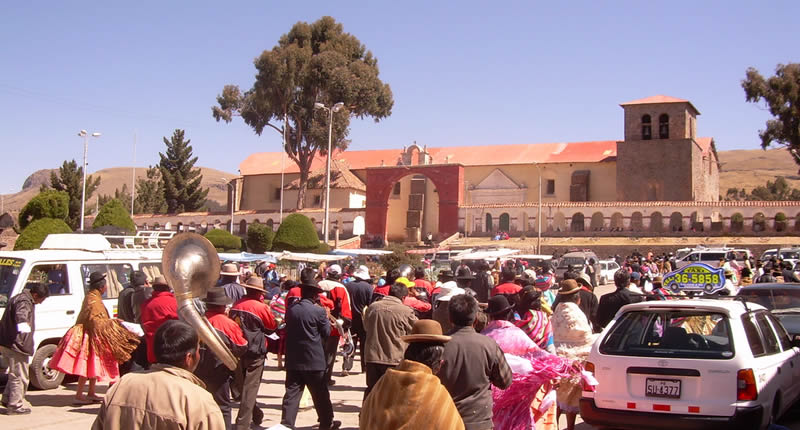 Koloniale Plaza im historischen Chucuito