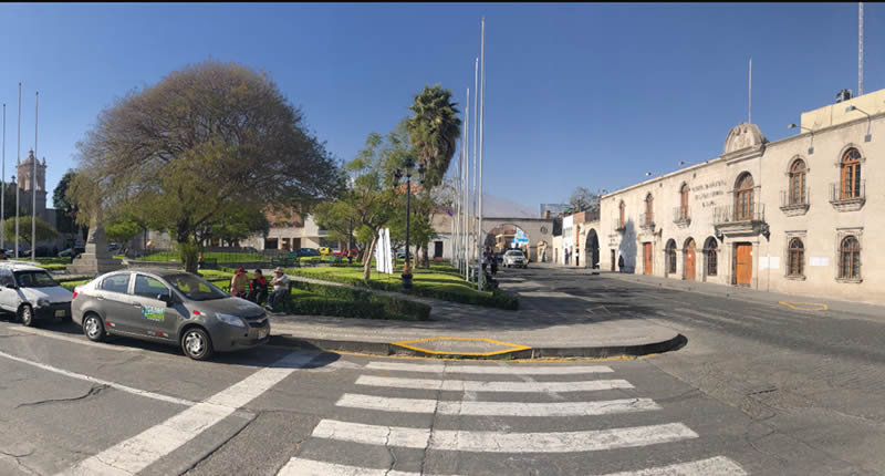 Plaza de Cayma en Arequipa con vista al volcán Misti
