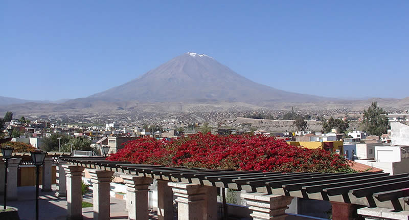 Plaza de Yanahuara en Arequipa con vista al volcán Misti
