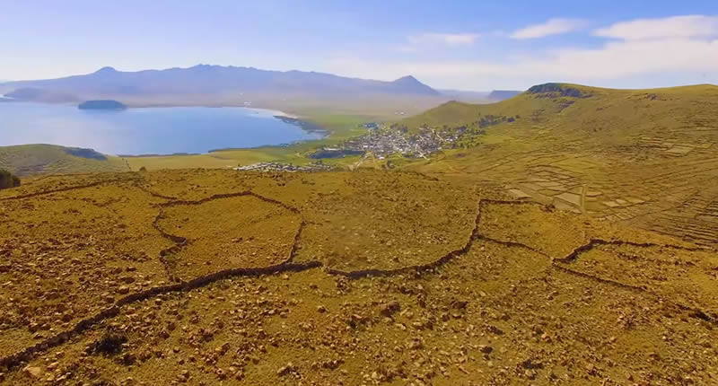 Archäologische Stätte Cerro Tococawa bei Pomata mit Terrassen und Ritualsteinen