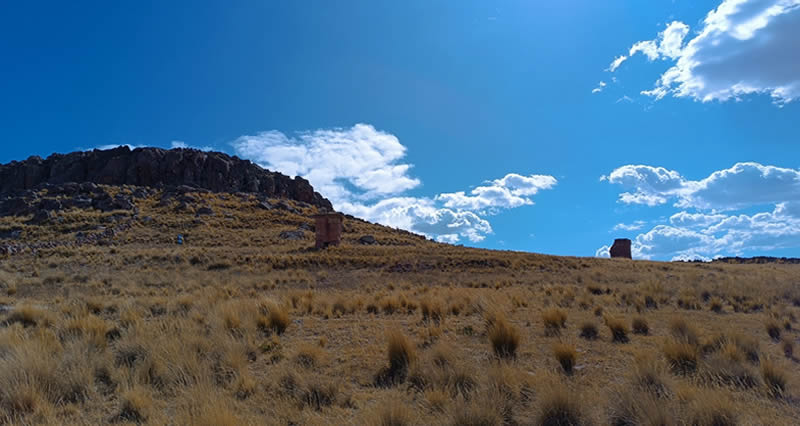Chullpas und Felskunst der Archäologischen Stätte Ichucollo im Hochland von Zepita