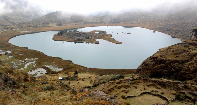 Archäologische Stätte Pitumarka und Pukara – Terrassenstadt über der Lagune Allpiccota