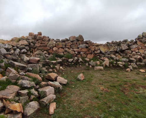 Archäologische Stätte Machu Asillo – Calvario de Asillo über dem Altiplano von Puno