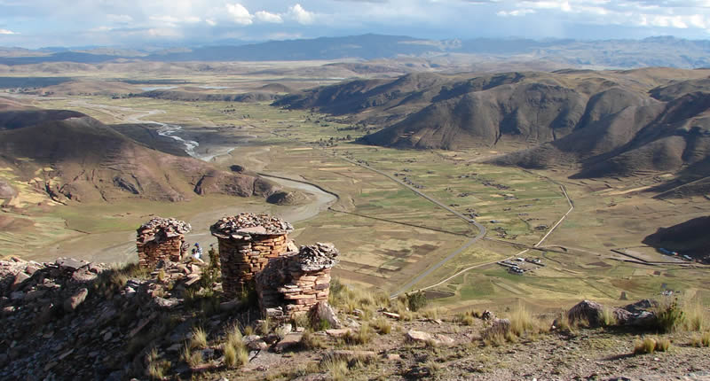Archäologische Stätte Inampu – Chullpas über dem Andenhochland von Puno