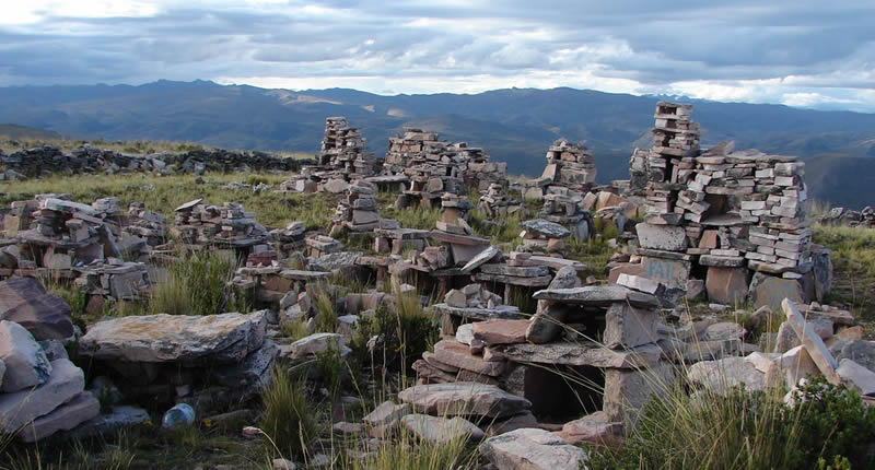 Archäologische Stätte Inampu – Chullpas im Hochland von Puno